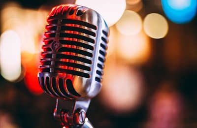 吃瓜网最新爆料：某知名歌手演唱会假唱被实锤，观众现场录音曝光